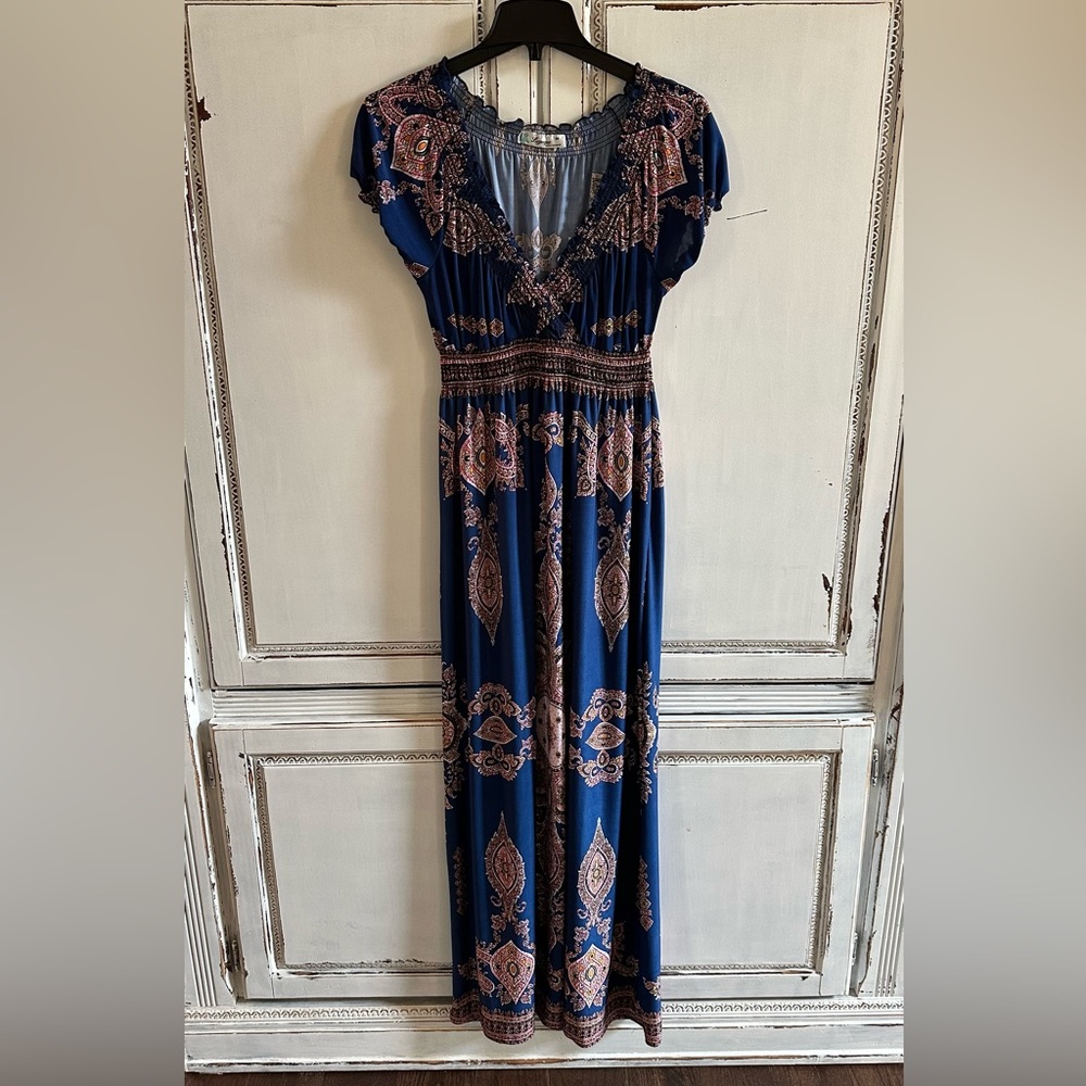 092: beautiful size medium maxi, dress, stretchy fabric in great condition